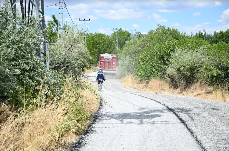 Battalgazi Belediyesi 3 Mahallede Toplam 30 Kilometre Asfalt Çalışması Yaptı