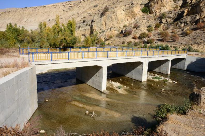 Büyükşehir Belediyesi Yol Güvenliğini Artırmak İçin Köprü, Menfez ve Taş Duvar İnşa Ediyor