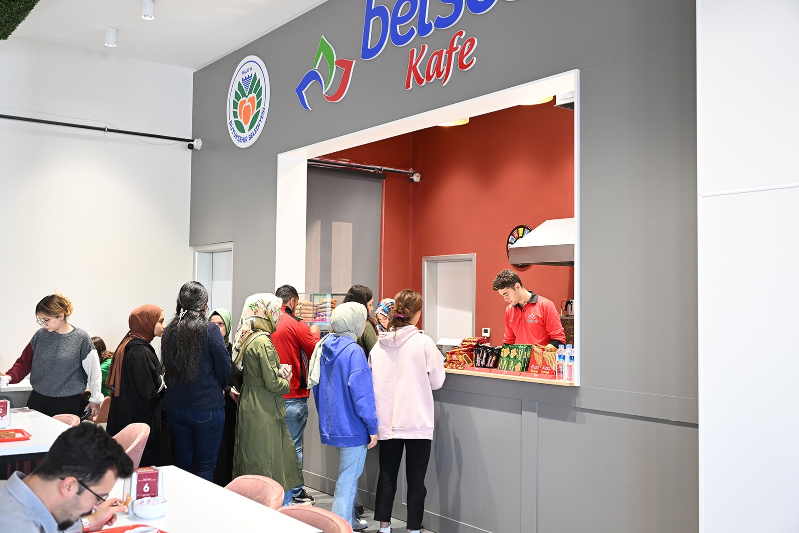 Büyükşehir Belediyesinden Öğrencilere İkram