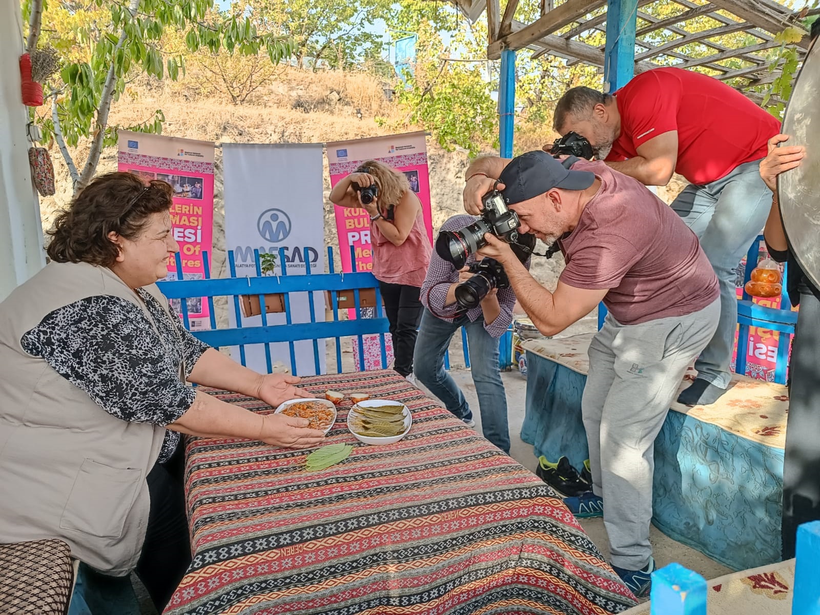 Fotoğrafçılar Kiraz Yaprağı Köftesinin Yapım Aşamalarını Fotoğrafladılar