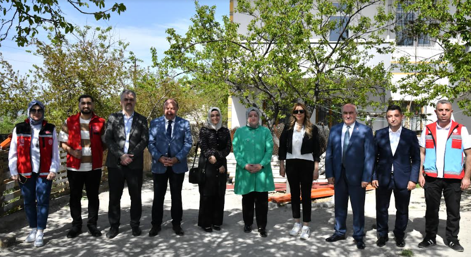 Hanımefendi Hanife Yazıcı Aile Ziyaretlerini Sürdürüyor