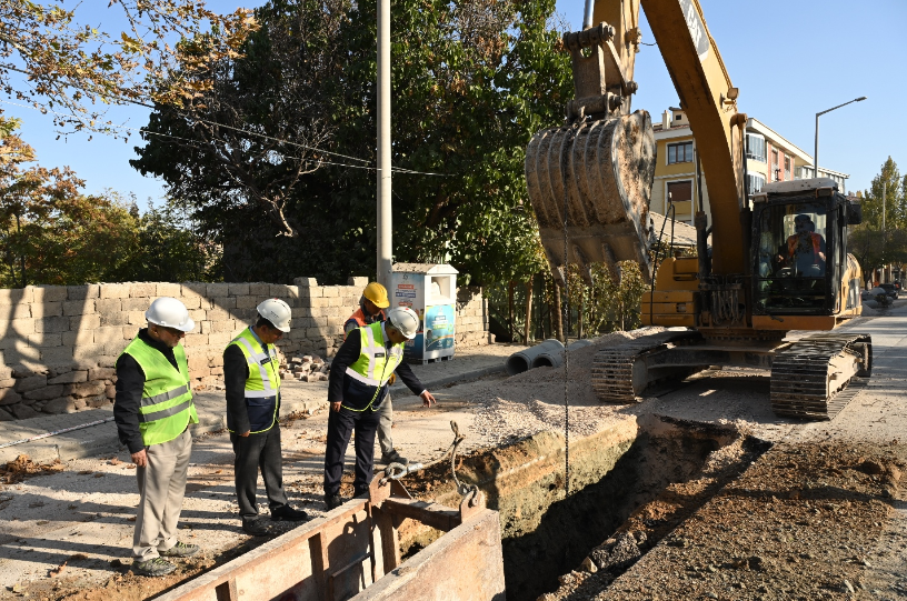 Konya Büyükşehir Pirebi Mahallesi Ahmet Özcan Caddesi’nde Altyapıyı Yeniliyor